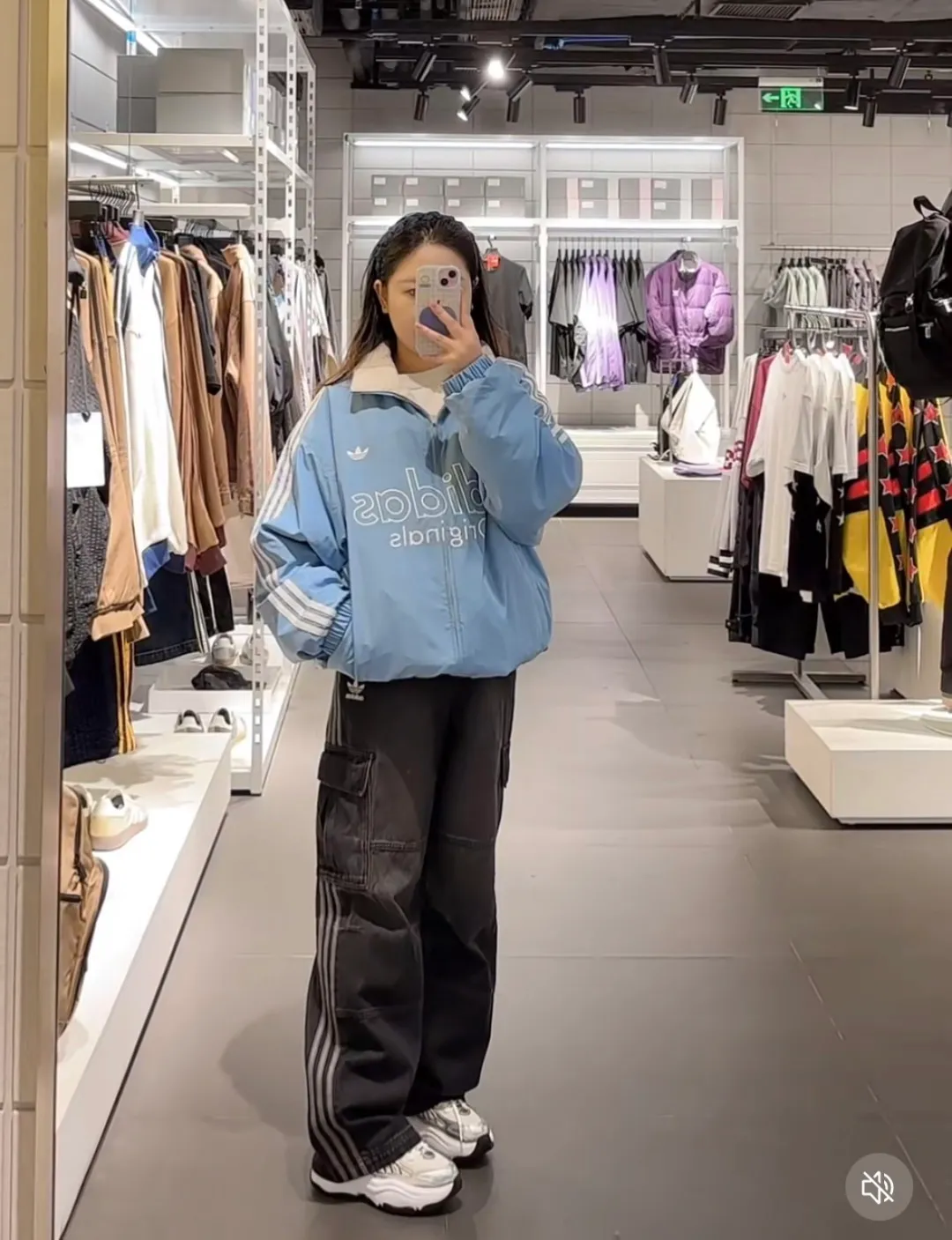 No watermark upper body rendering 𝟭𝟬𝟰𝟵𝟲# Exclusive real shot/difference between various stolen pictures and online version on the market [𝗮𝗱𝗶𝗱𝗮𝘀Clover three-stripe workwear embroidery𝗹𝗼𝗴𝗼 jeans] Retro cool ceiling, one pants to confer gods/Versatile men and women Same Style ✅Full set of 1:1 customized accessories ➕Customized three-label ➕𝗬𝘂𝗮𝗻 version hangtag ➕𝗹𝗼𝗴𝗼 packaging bag🔥 ➕Scan the tag to enter the official website. ✅Top Original version, ins Xiaohongshu Getwu Kuaishou and many bloggers wear it. 💥 Weld sports genes and workwear aesthetics together! This pair of clover pants can be worn all year round. ✅ Classic clover is full of DNA. The iconic three stripes + White clover logo on the side are full of retro feeling and full of recognition. At a glance, you can see the high-end feeling of Adidas, and the trendy identity is directly sealed. ✅ Workwear + denim double buff superposition, heavy denim fabric + three-dimensional large pocket workwear design, stiff and stylish without collapse, Wear-Resistant, with a retro feel as you wear it, and an American street feel. ✅ The fairy wide-leg version, the king of hiding fat and slimming. High waist + slightly wide straight cut, perfectly modify the leg shape, pear-shaped body, thick legs stars are directly welded to the body! Your legs will become 30 to 70 minutes longer in seconds, and you will feel relaxed when walking. ✅ Full of details, high quality, neat open stitching, three-dimensional multi-pocket design, practical and stylish; complete original tags, restored Authentic details, full of upper body comfort, suitable for daily commuting, going out on the street, and going out on the street. ⭕The high version of the best products🐮is different from the junk products in the market🗯️The same picture but different prices means different versions. ❌Don’t be fooled by the same copywriters and pirated pictures from outside that mix and distribute high-luxury pictures at low prices. After comparing the quality, you will know where the gap is. Don’t lie. I don’t guarantee that my products are the cheapest, but I definitely guarantee that they are worth every penny of your hard-earned money! ‼ ️We don’t slash prices or lower prices, we supply products with heart and only make high-end versions!!! Breasts Jimei must see the details of my home clearly, the pictures of my home are all taken by the owner himself❤️ Color: Black Blue Size: S-2XL